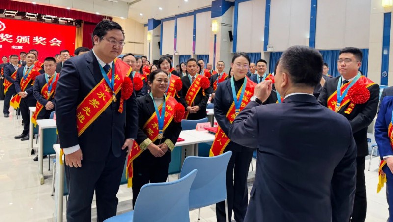 李国英亲切会见中国节水奖获奖代表，王浩宇作互换讲话